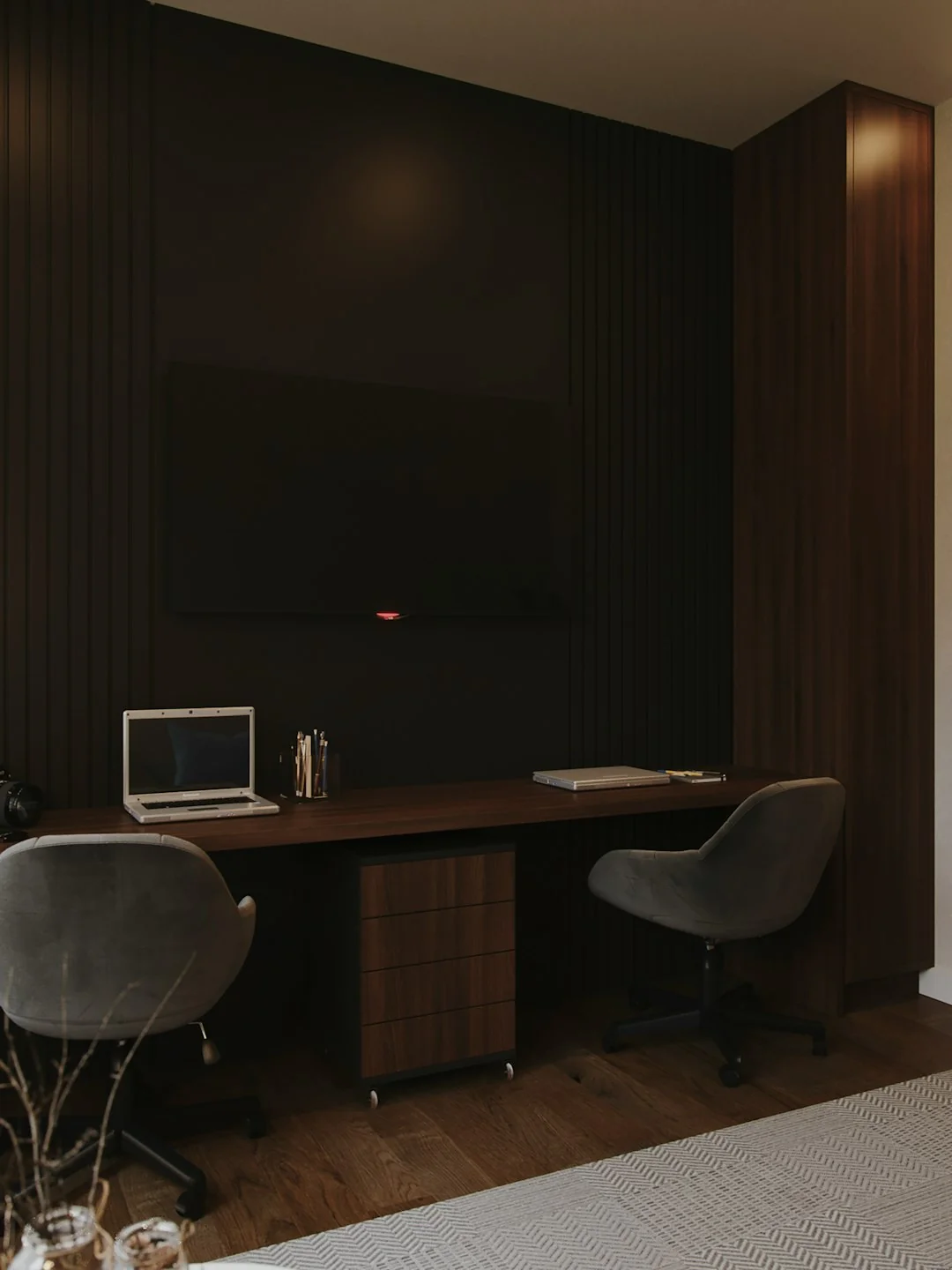 Un espace de travail élégant avec un ordinateur portable et des écrans affichant un logiciel de conception.
